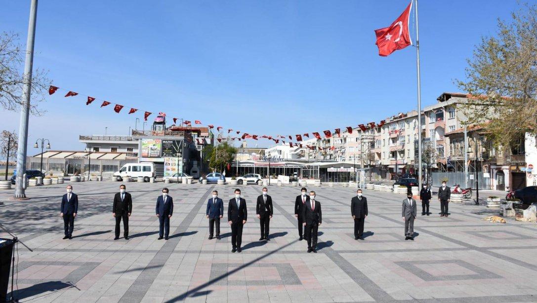 23 Nisan Ulusal Egemenlik ve Çocuk Bayramı Kapsamında İlçe Milli Eğitim Müdürümüz Barış ELMA Atatürk Anıtına Çelenk Sundu