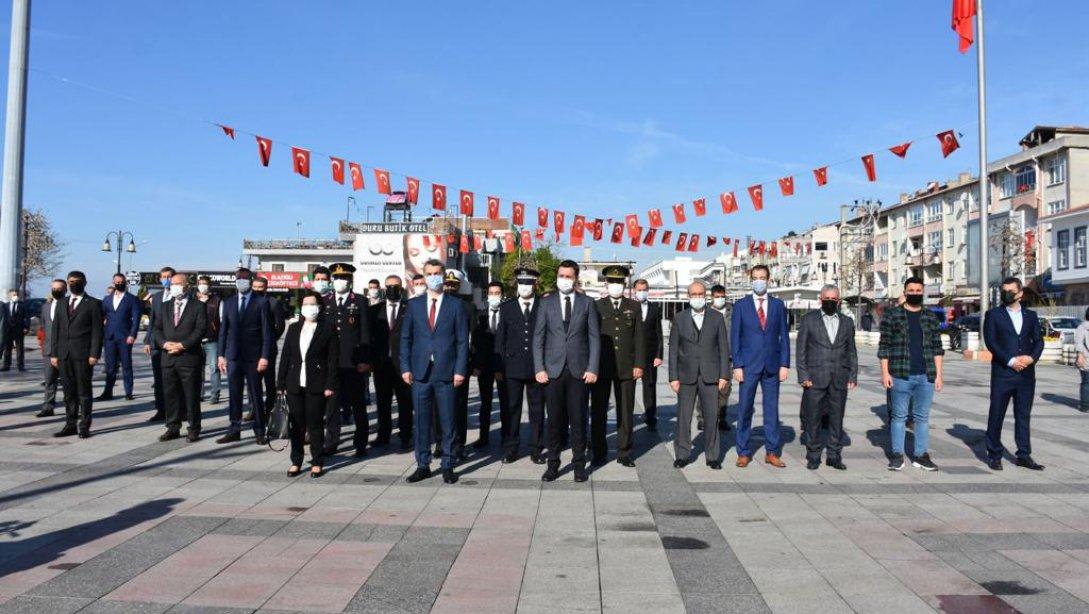 23 Nisan Ulusal Egemenlik ve Çocuk Bayramı Kapsamında İlçe Milli Eğitim Müdürümüz Barış ELMA Atatürk Anıtına Çelenk Sundu