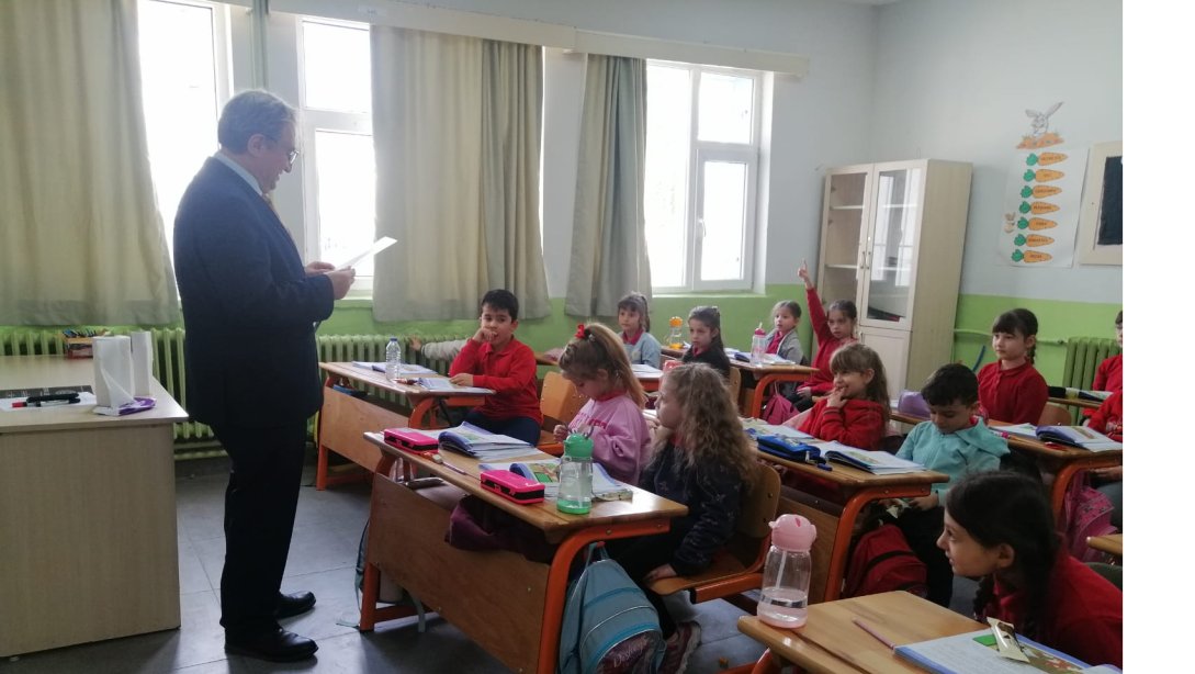 Kaymakamımız Sayın Dr. Ahmet Naci HELVACI Cumhuriyet İlkokulu 1. Sınıf Öğrencilerimizi Ziyaret etti